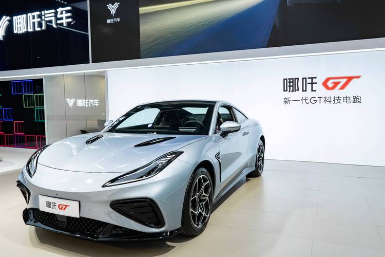 重庆241哪吒汽车在智能汽车领域的表现，领途汽车在新能源汽车市场中的影响力